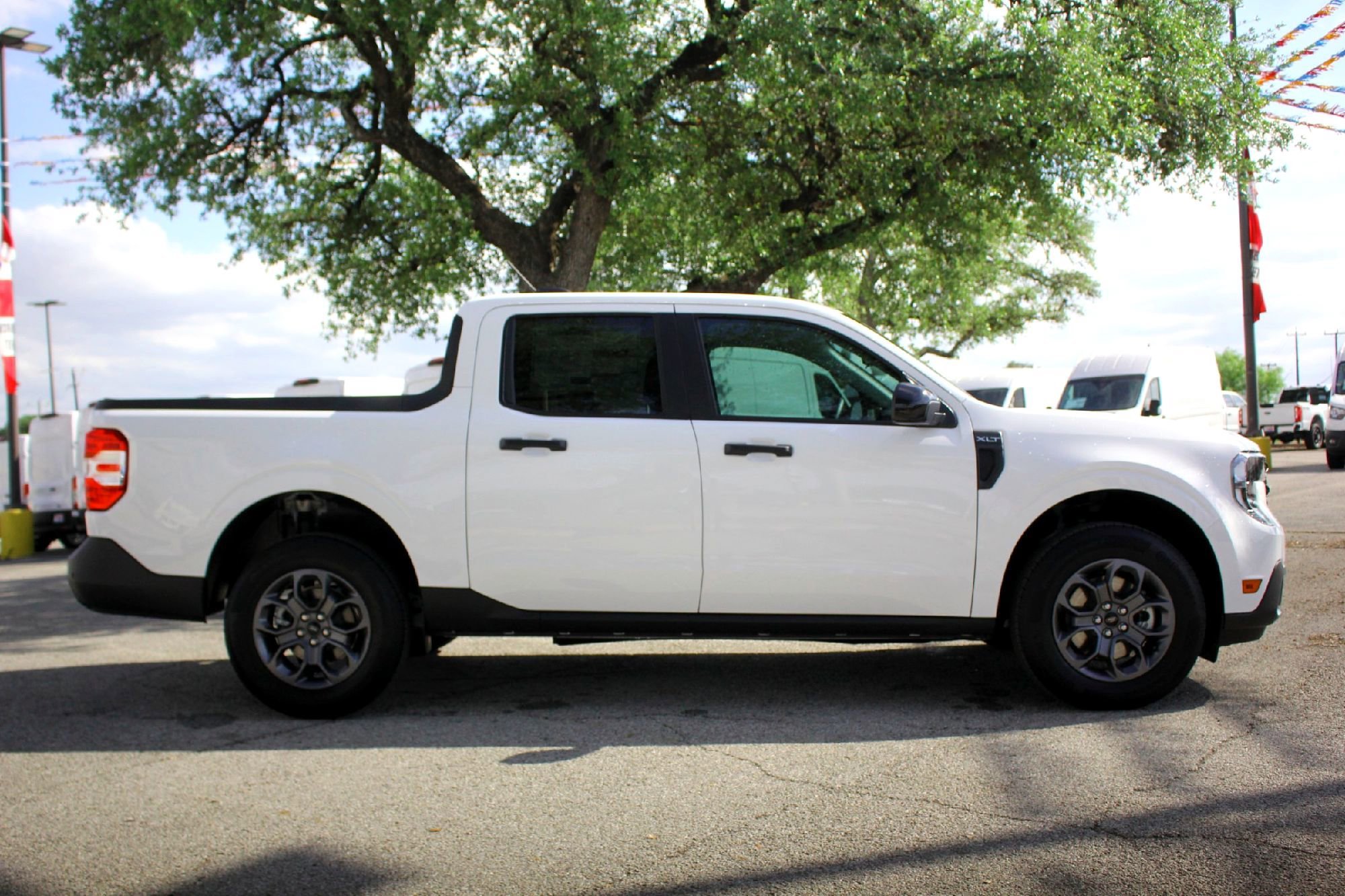 New 2026 Oxford White Ford XLT image 5