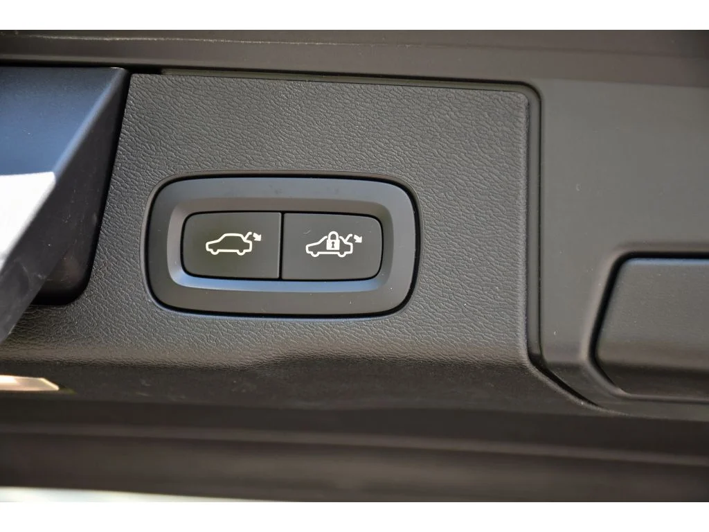 Used 2022 Platinum Grey Metallic Volvo R-Design image 26