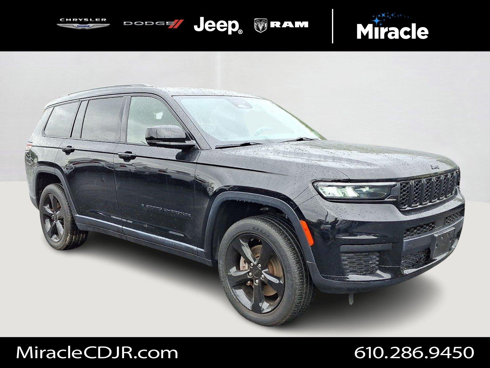 Used 2023 Diamond Black Crystal Pearlcoat Jeep Altitude X image 1