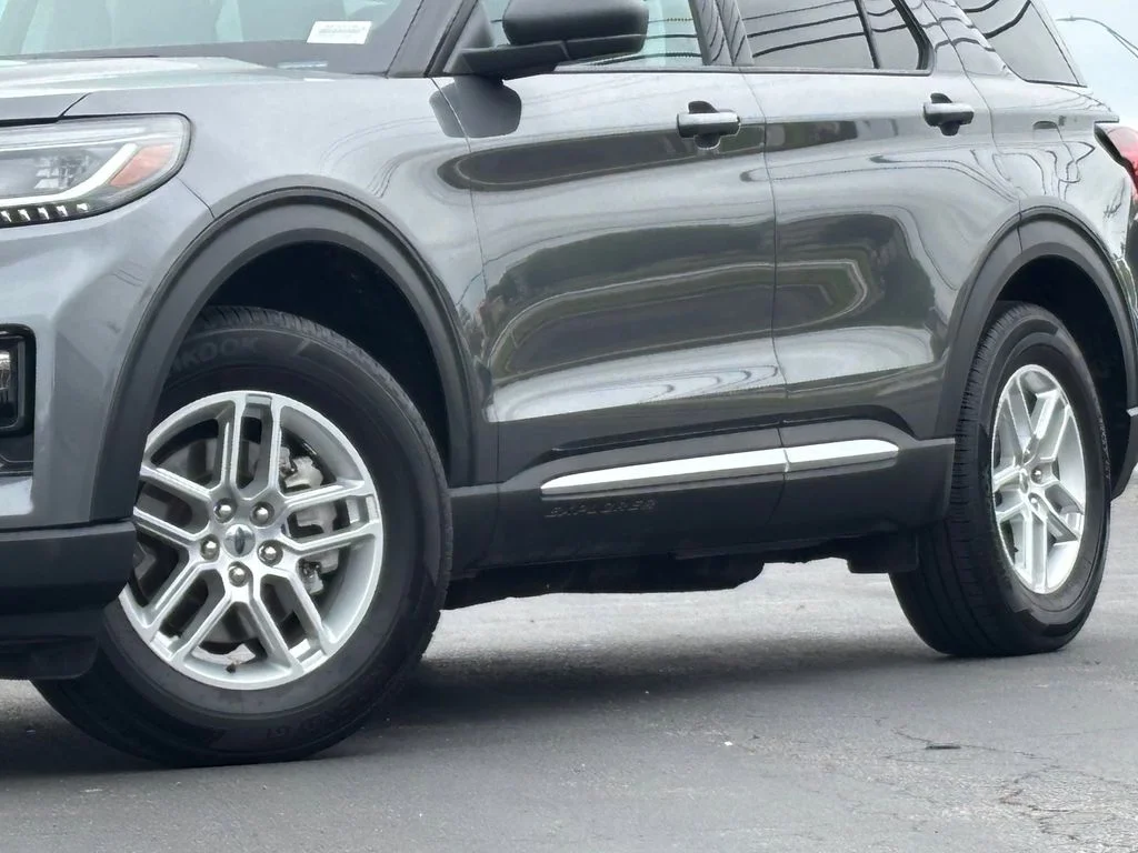 Used 2025 Gray Ford Active image 3