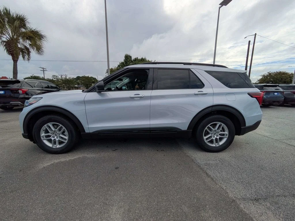 New 2026 Space White Metallic Ford Active image 7