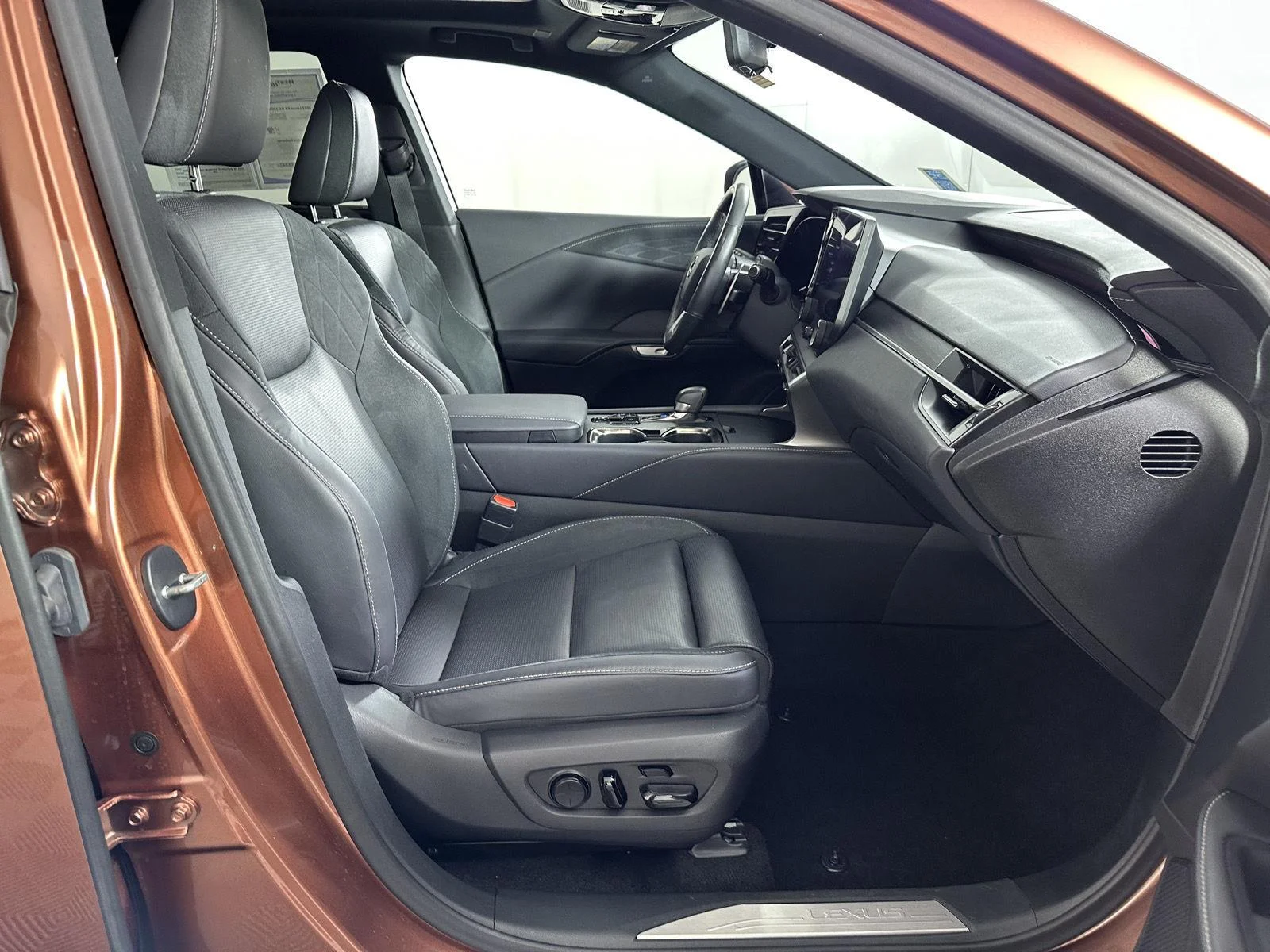 Used 2023 Copper Crest Lexus RX 350h Luxury image 27