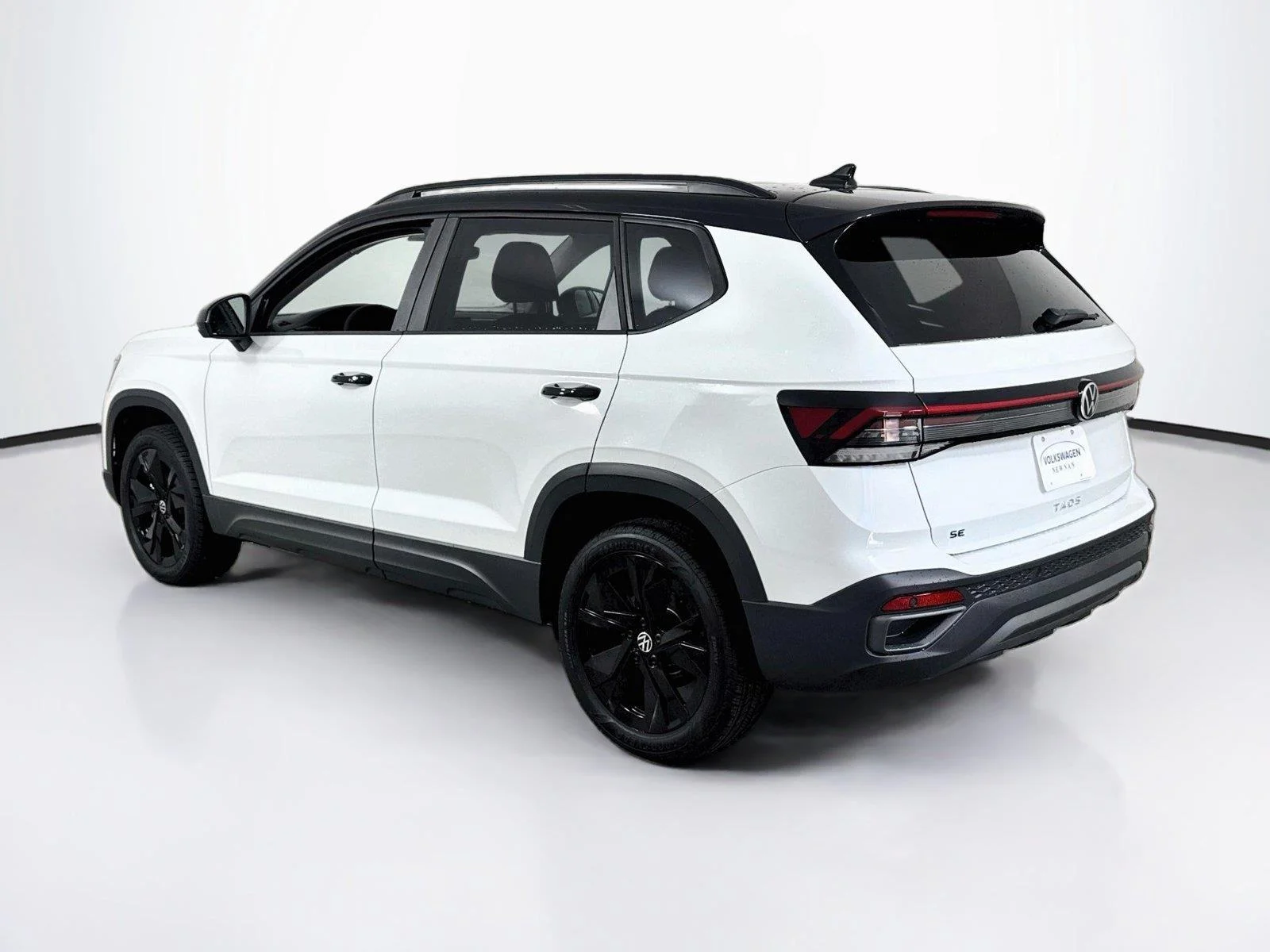 New 2027 Pure White w/Deep Black Roof Volkswagen SE Black image 7