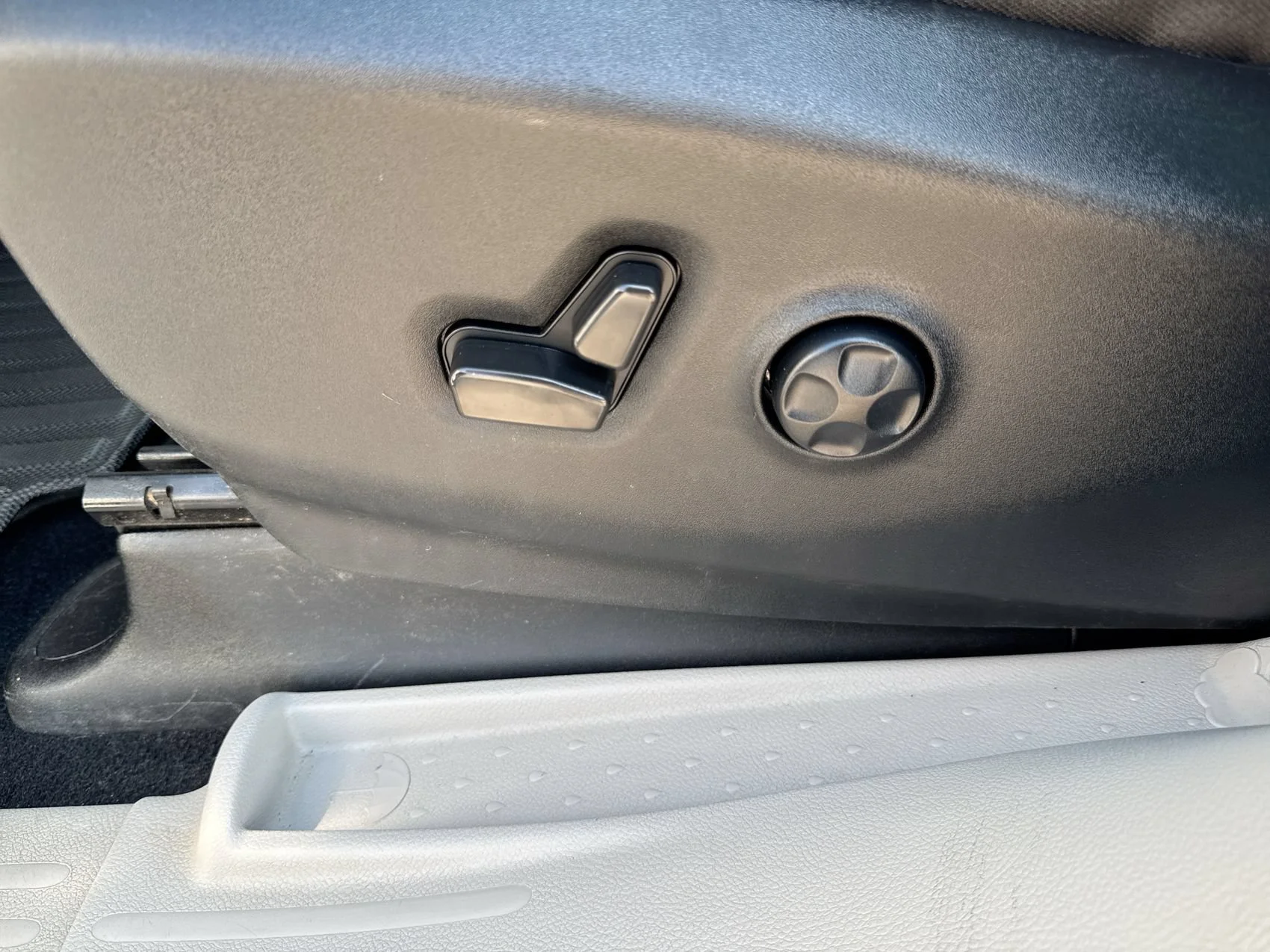 Used 2022 Silver Mist Clearcoat Chrysler LX image 12