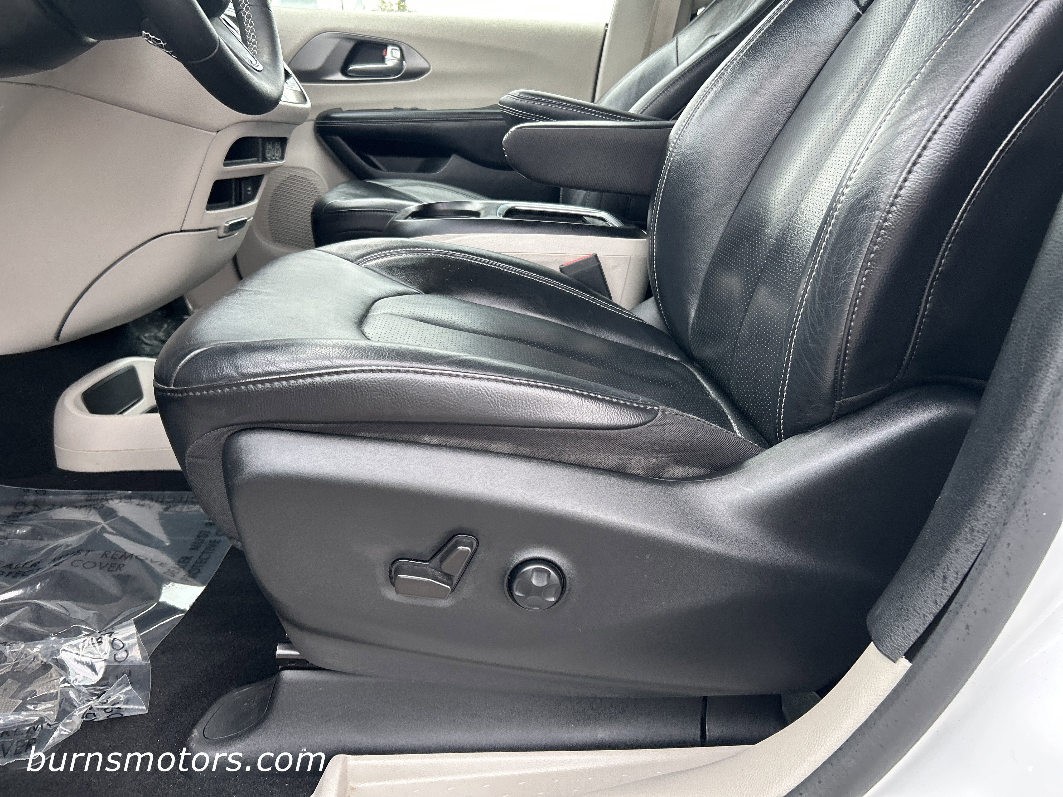 Used 2022 Bright White Chrysler Touring L image 13