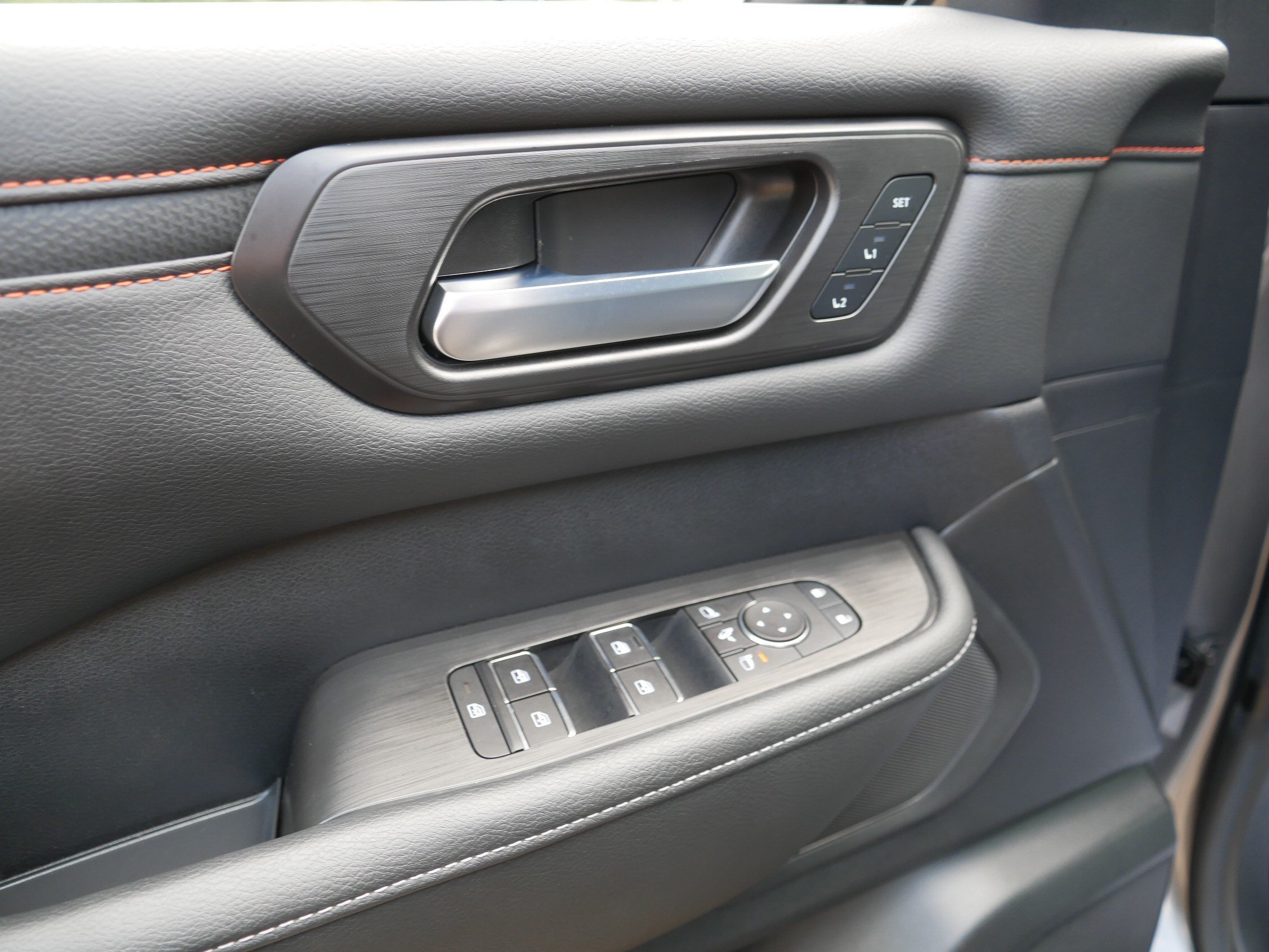 Used 2025 Gun Metallic/Super Black Nissan PRO-4X image 19
