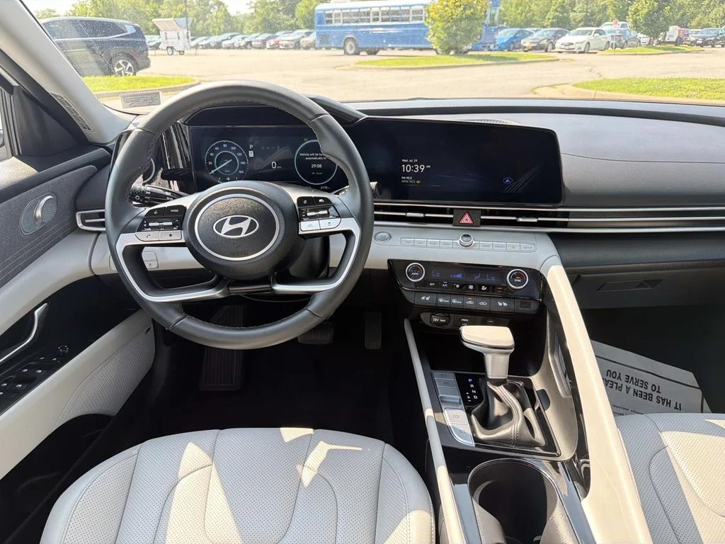 Used 2025 White Hyundai Limited image 2