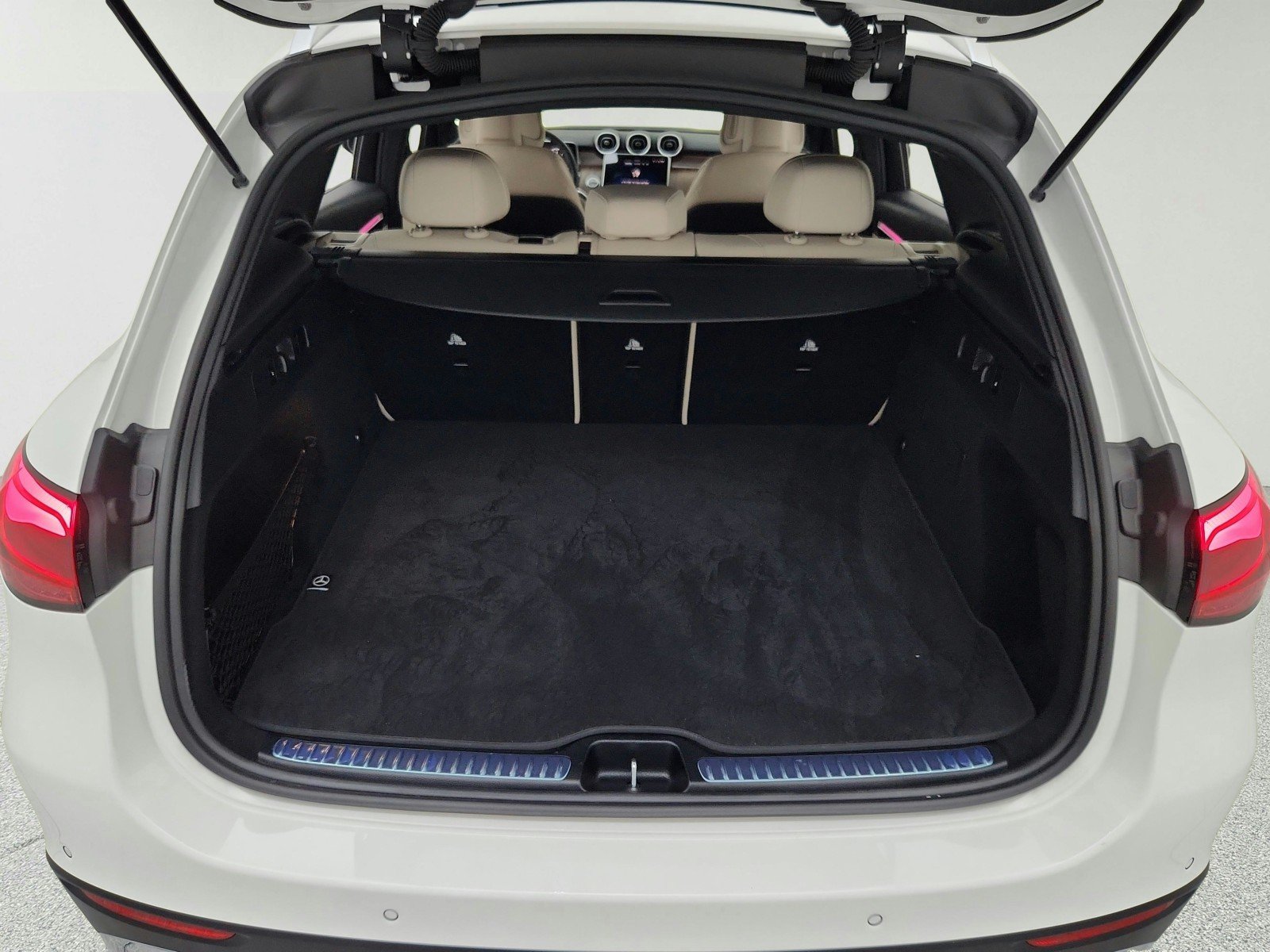Certified Used 2025 Polar White Mercedes-Benz GLC 300 image 29