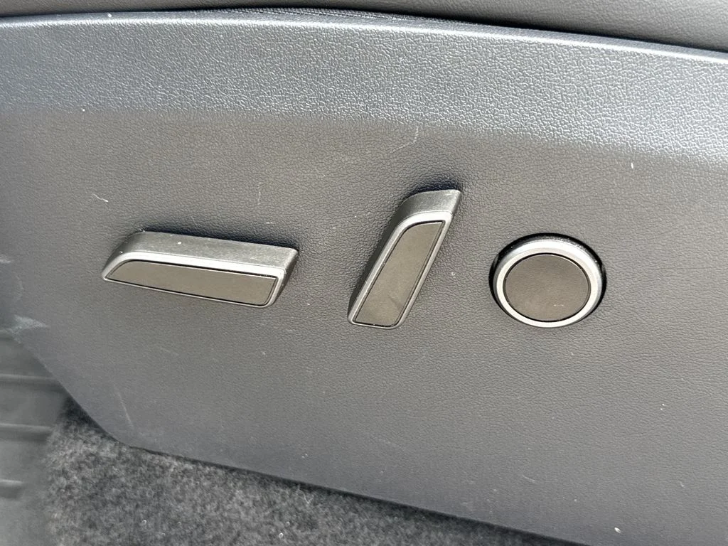Used 2024  Tesla Long Range image 21