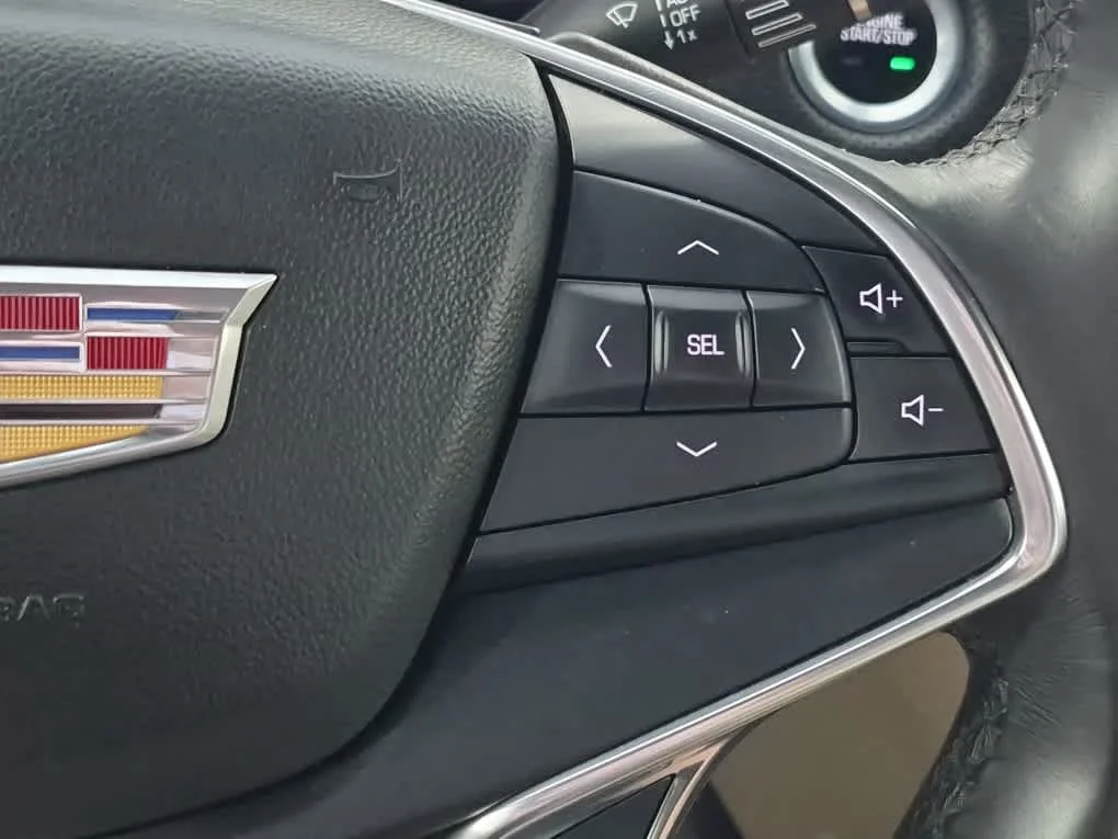 Used 2018 Crystal White Tricoat Cadillac FWD image 16