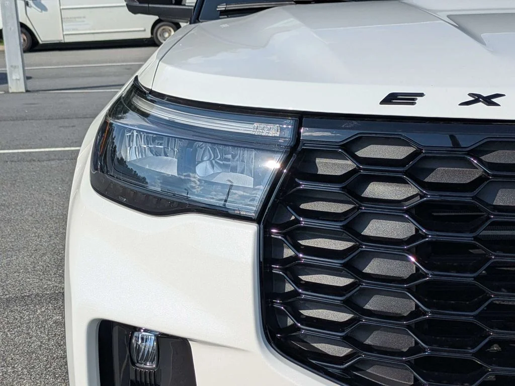 New 2026 Star White Metallic Tri-Coat Ford ST-Line image 9