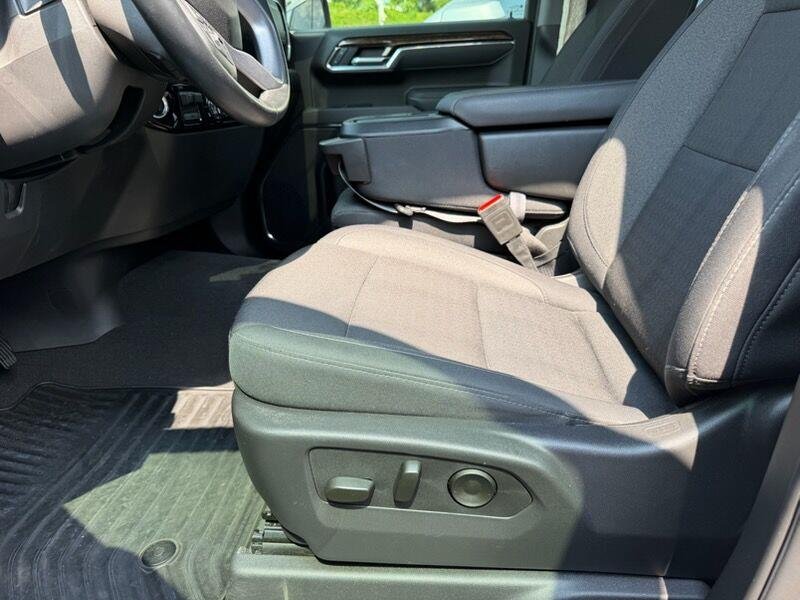 Used 2025 Summit White GMC Elevation image 5