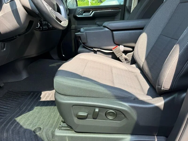 Used 2025 Summit White GMC Elevation image 5