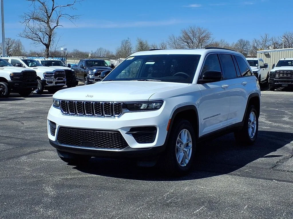 New 2026 Bright White Clear-Coat Exterior Paint Jeep Laredo X image 2