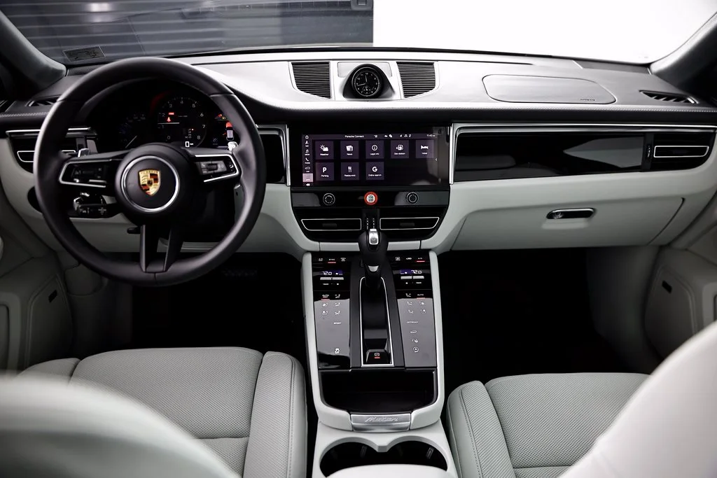 2026 Porsche Macan T - Photo 27