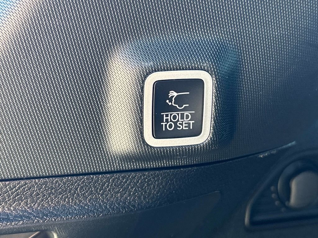 Used 2023 Red Jeep Altitude X image 12