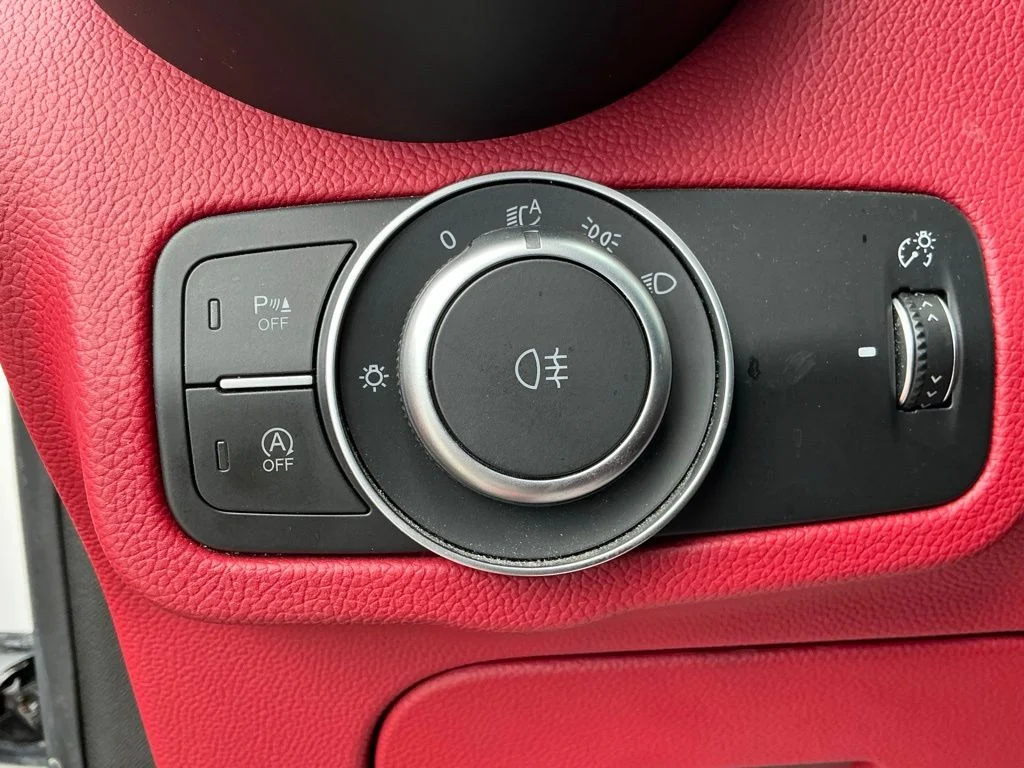 Used 2019 White Alfa Romeo Base image 34