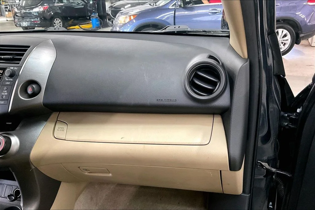 Used 2009 Green Toyota Base image 16