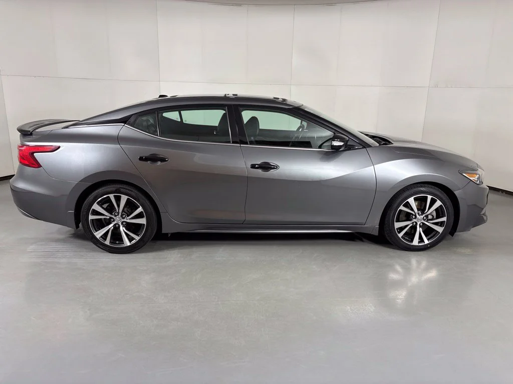 Used 2016 Gray Nissan Platinum image 9