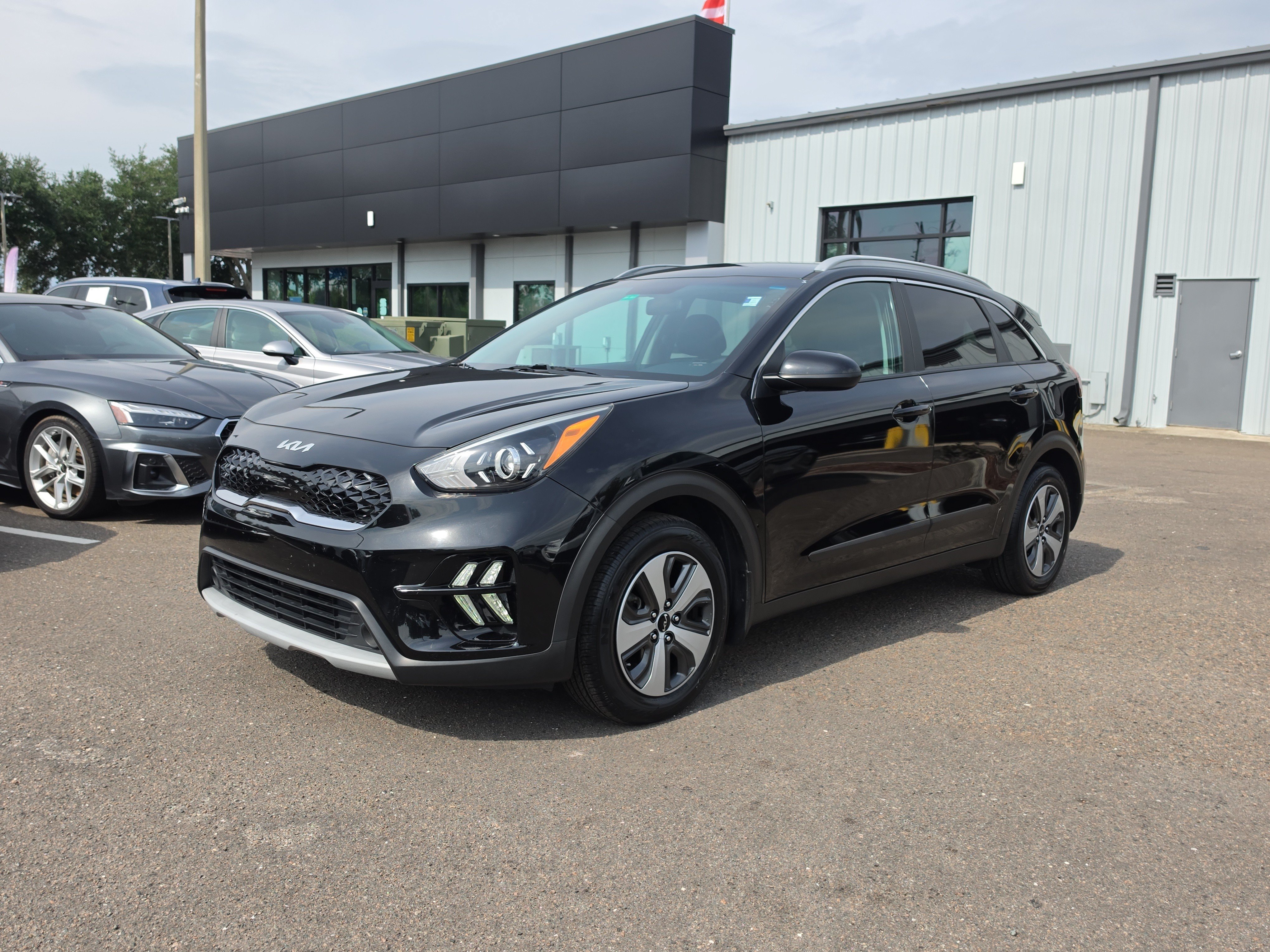 Certified Used 2022 Aurora Black Pearl Kia LX image 3