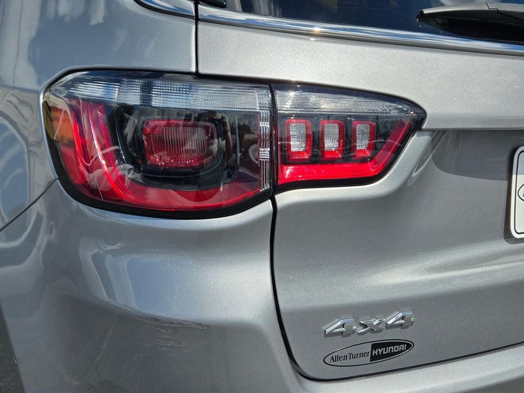 Used 2022 Silver Jeep Latitude image 8