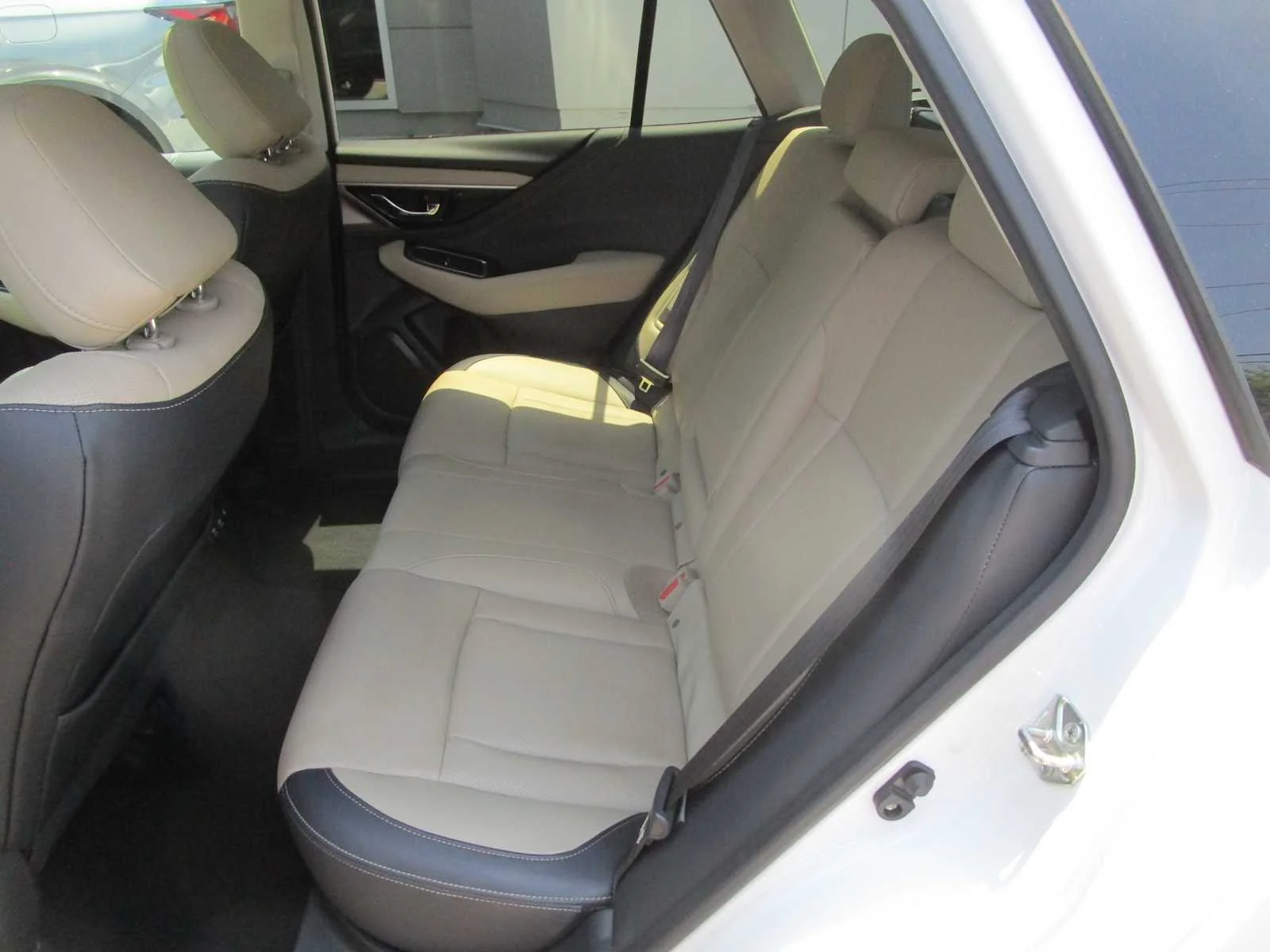 Used 2020 Crystal White Pearl Subaru Limited image 9