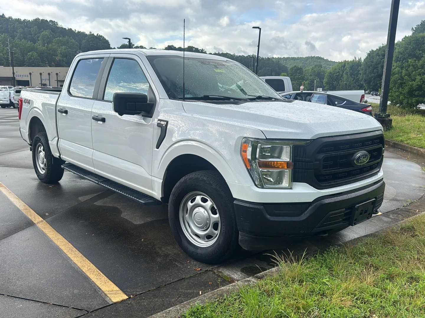 Used 2022  Ford XL image 1