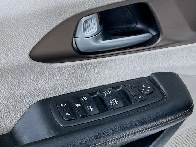 Used 2018 White Chrysler Touring Plus image 9
