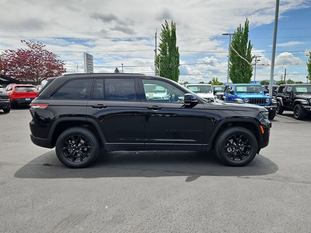 Used 2024 Black Jeep Altitude image 7