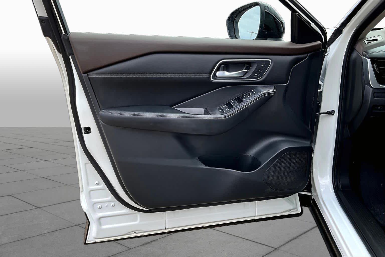 Used 2023 Pearl White Tricoat/Super Black Nissan Platinum image 22