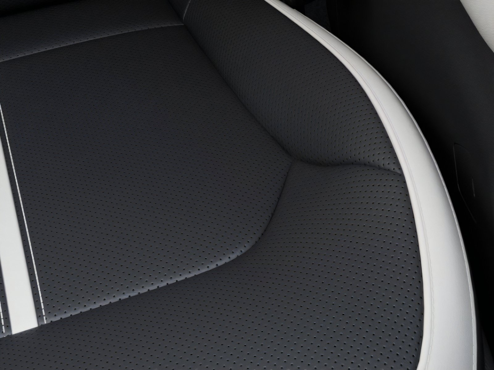 New 2026 Wolf Gray / Black Roof Kia GT-LINE image 24