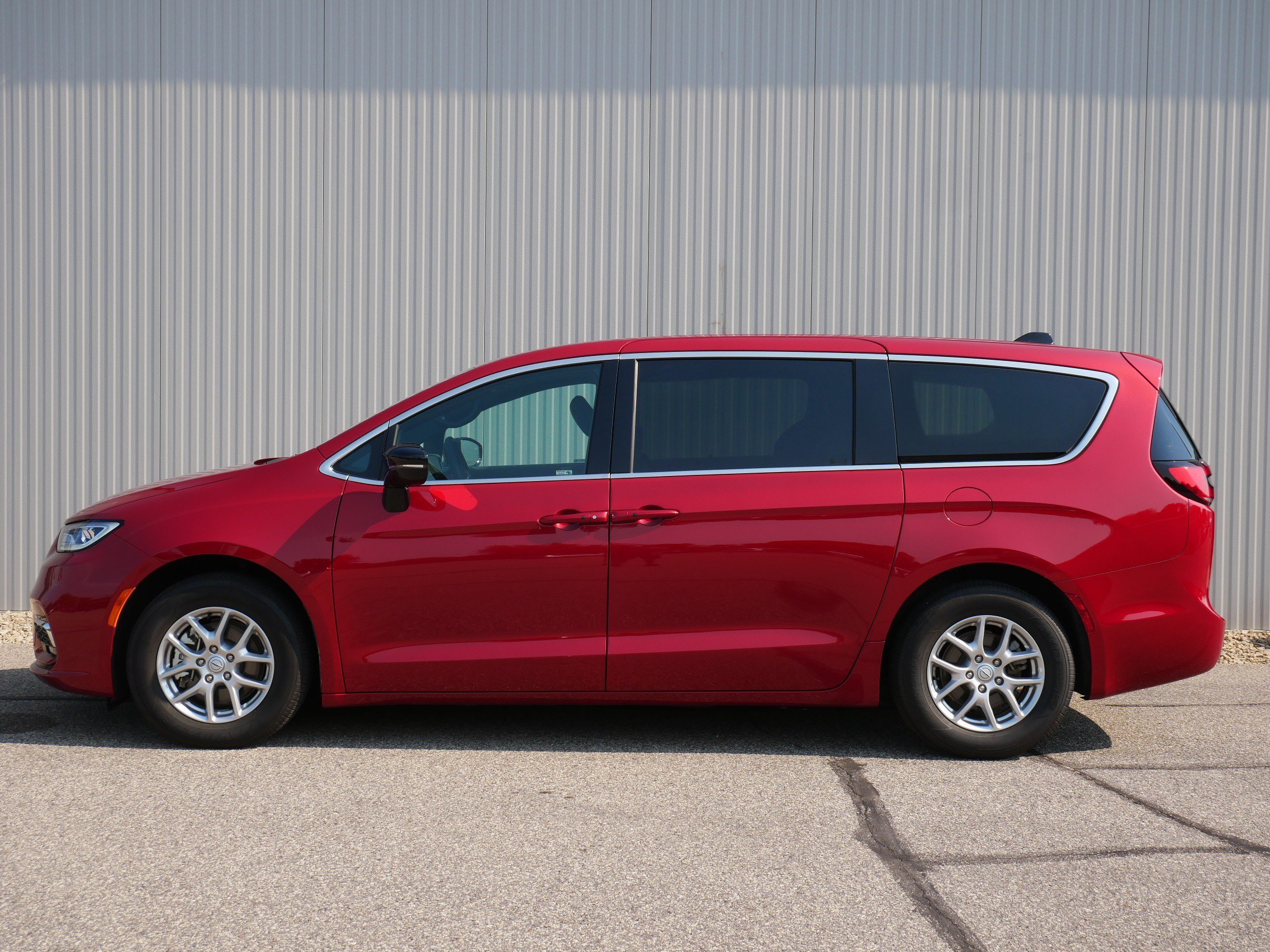 Used 2025 Chrysler Pacifica Select with VIN 2C4RC1BG5SR584578 for sale in Hastings, Minnesota