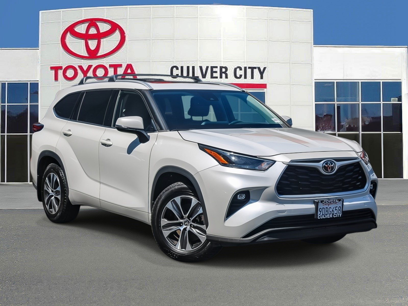 Used 2022 Wind Chill Pearl Toyota XLE image 1