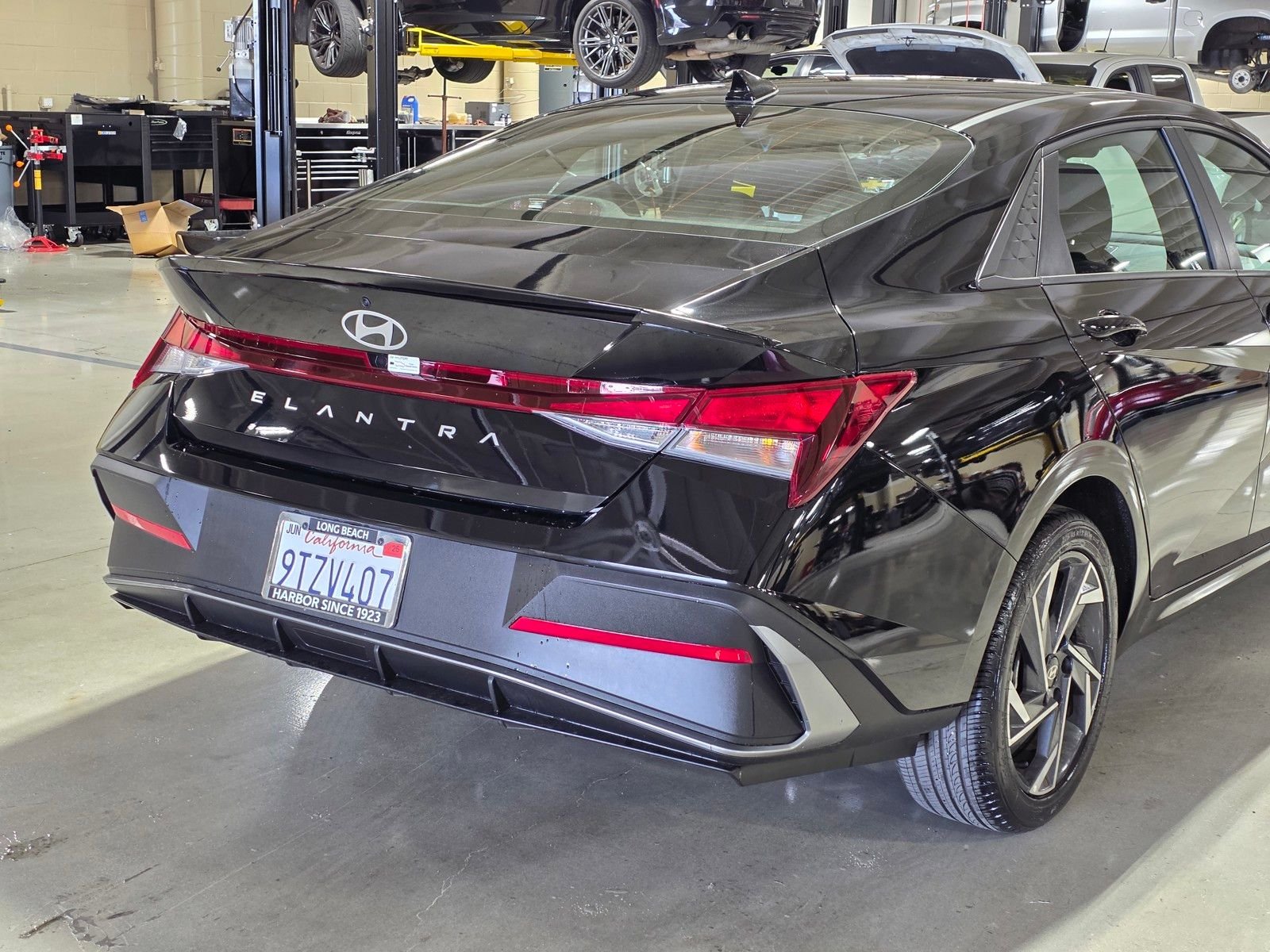 Used 2025 Abyss Black Hyundai SEL Sport image 11
