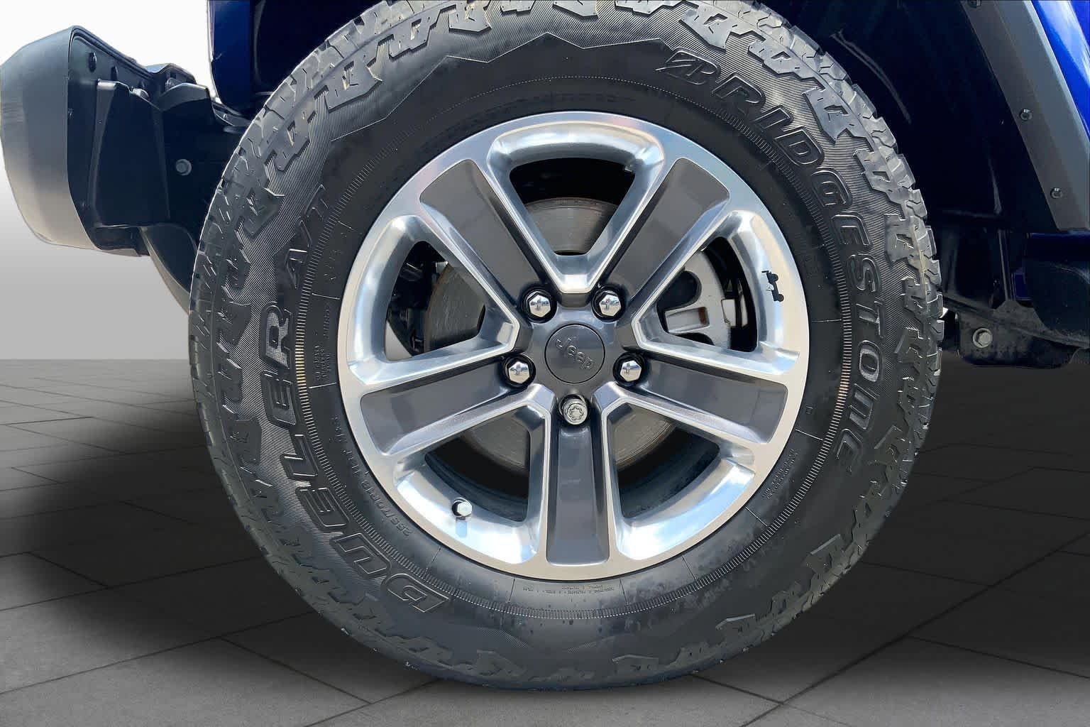 Used 2020 Ocean Blue Metallic Clearcoat Jeep Sahara image 11