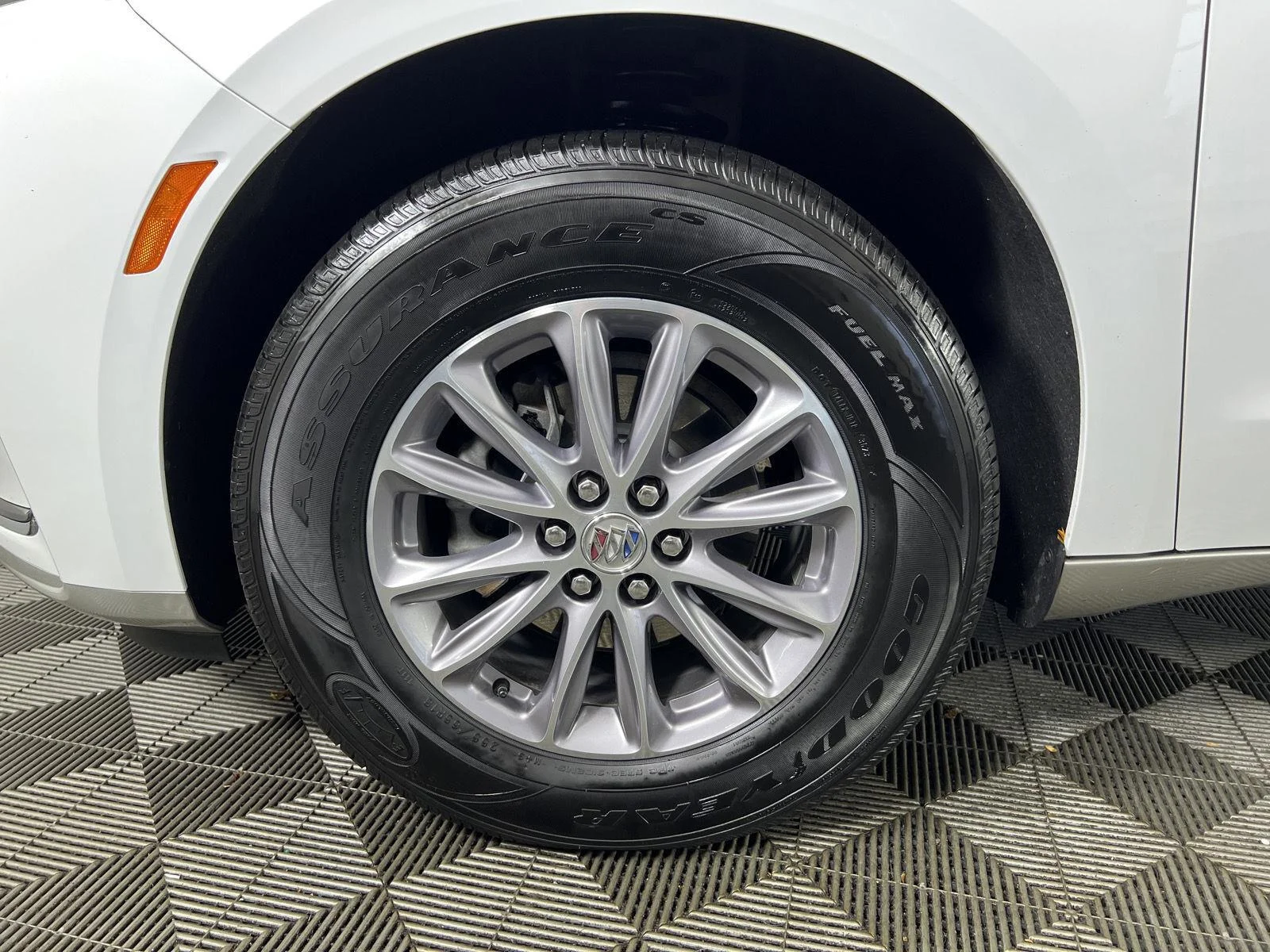 Used 2024 Summit White Buick Essence image 31