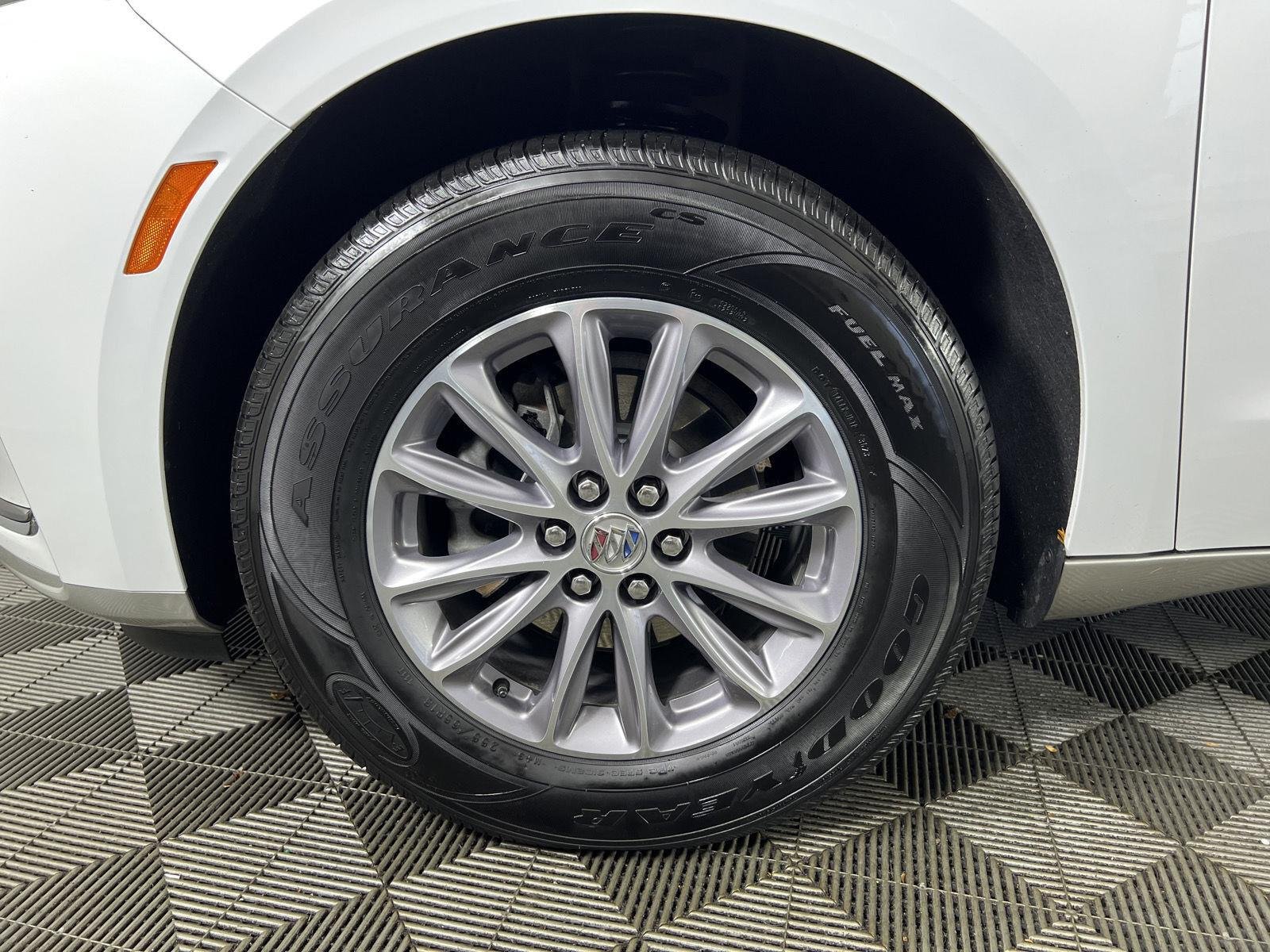 Used 2024 Summit White Buick Essence image 31