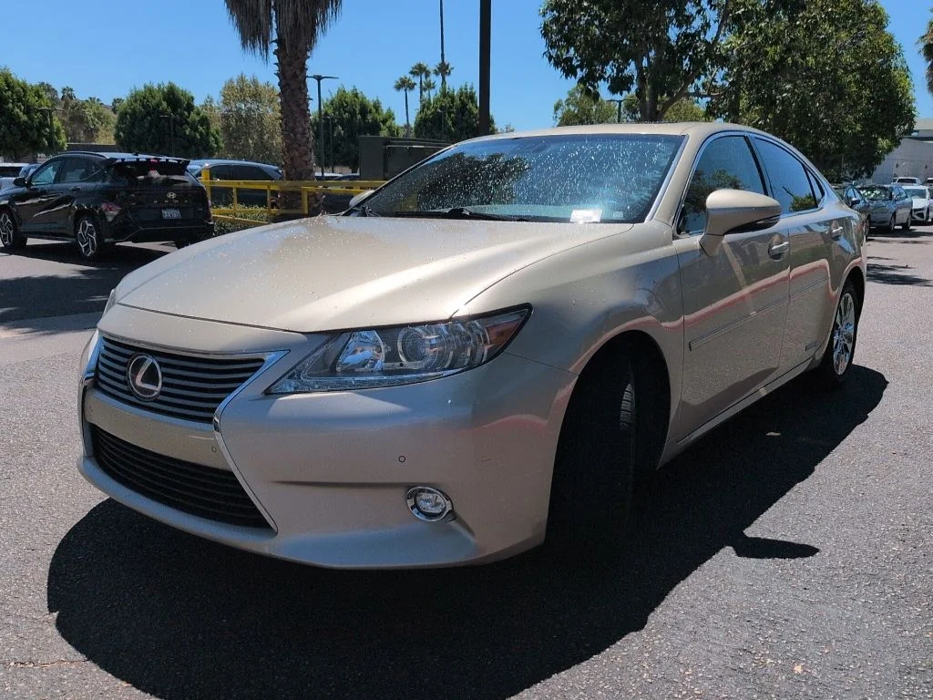 Used 2014 Beige Lexus 300h image 3