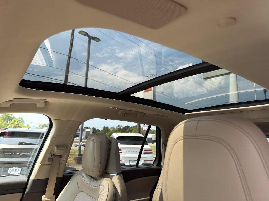 Used 2020 White Lincoln Reserve image 25