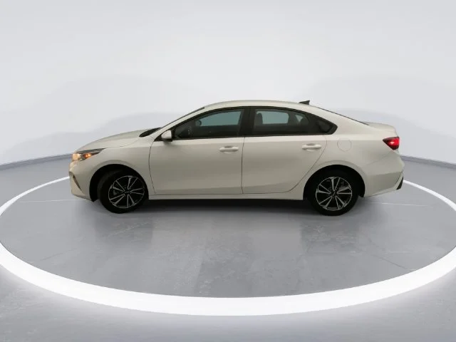 Used 2024 White Kia LXS image 3