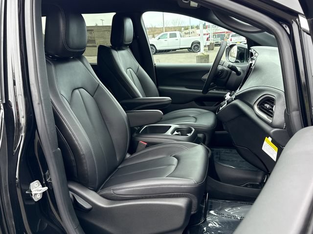 New 2026 Diamond Black Crystal Pearl-Coat Exterior Paint Chrysler Select image 27