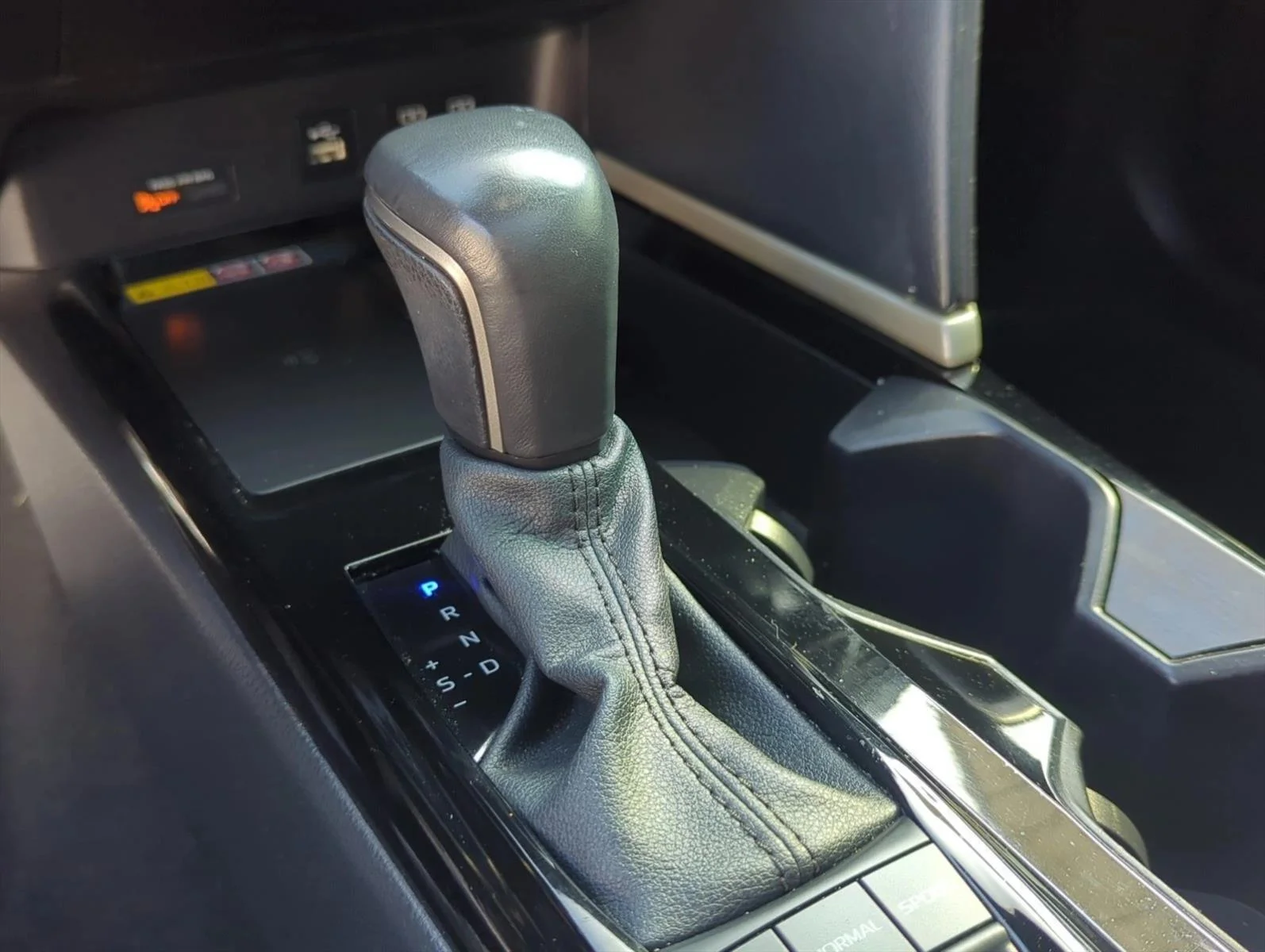 Used 2025 Wind Chill Pearl Toyota XSE image 19