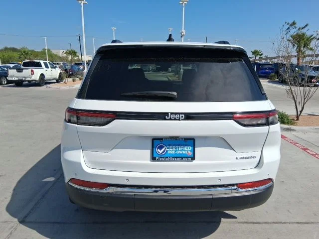 Used 2025 White/off-white Jeep Laredo image 5