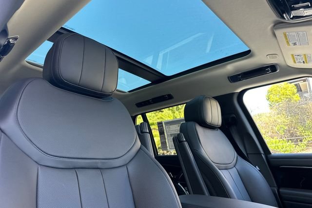 New 2026 Ostuni Pearl White Land Rover SE image 15