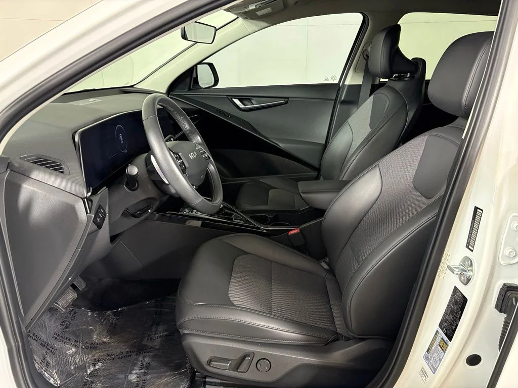 Used 2023 Snow White Pearl Kia Wind image 16