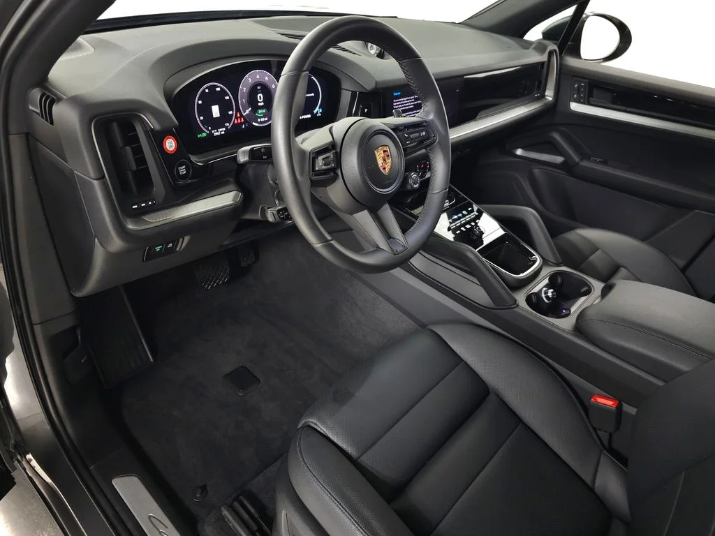 Used 2025  Porsche Base image 17