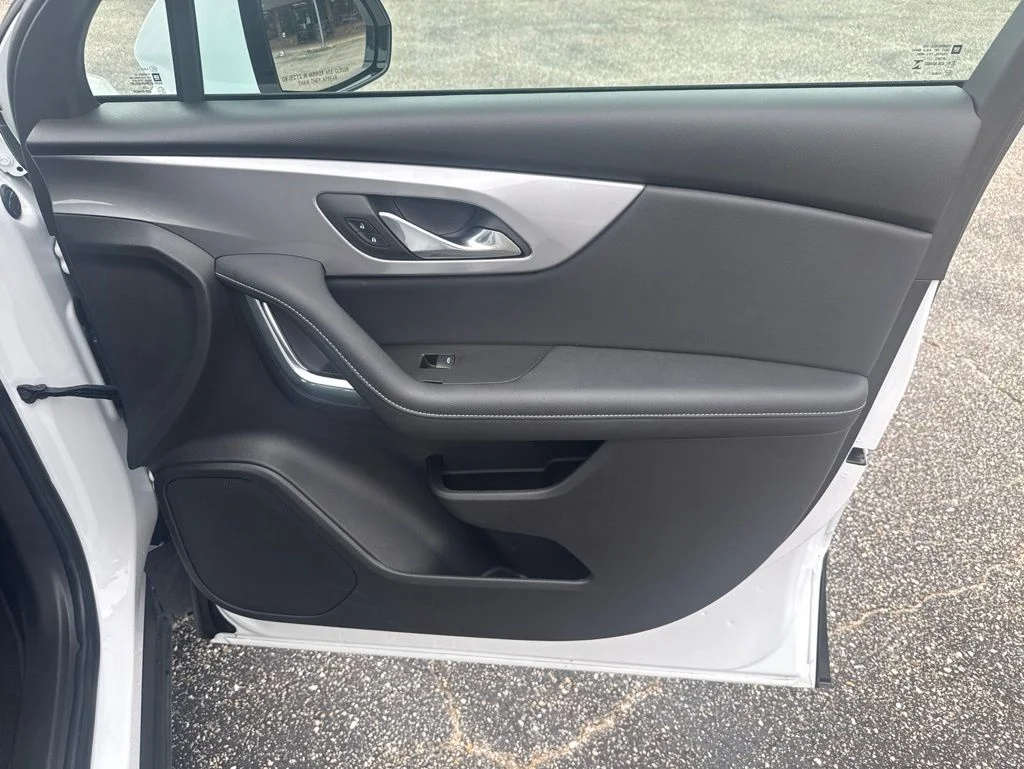 Used 2025 White Chevrolet LT image 24