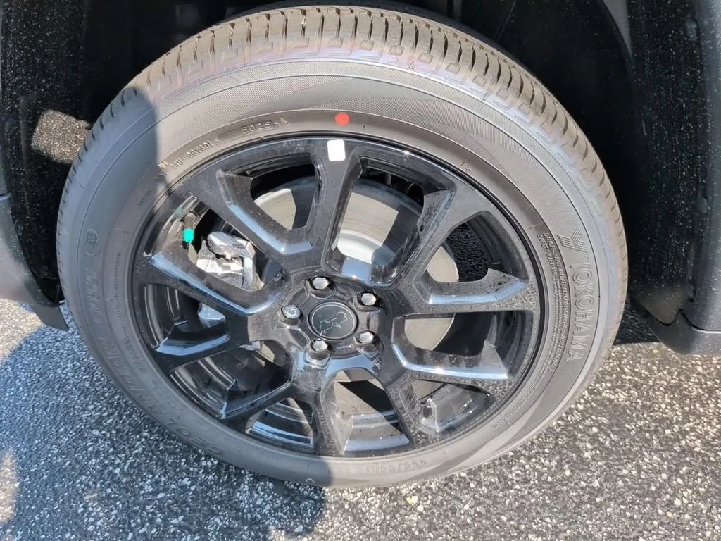 New 2026 Diamond Black Jeep Latitude image 11