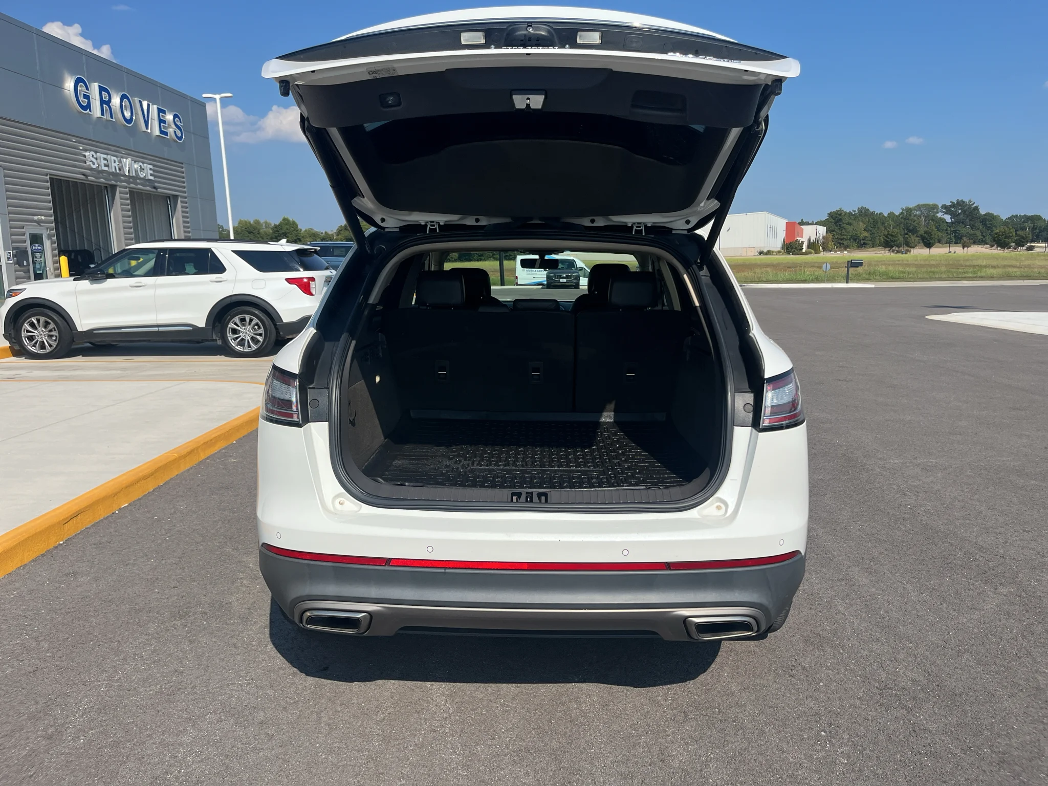 Used 2020 Pristine White Lincoln Reserve image 10