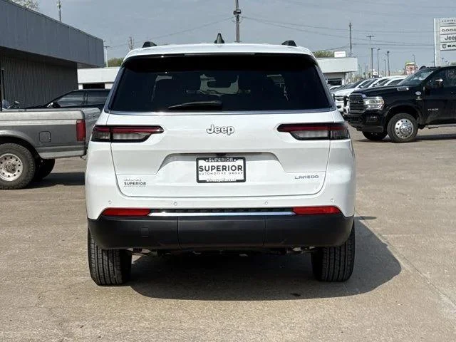 New 2026 Bright White Clear-Coat Exterior Paint Jeep Laredo X image 4